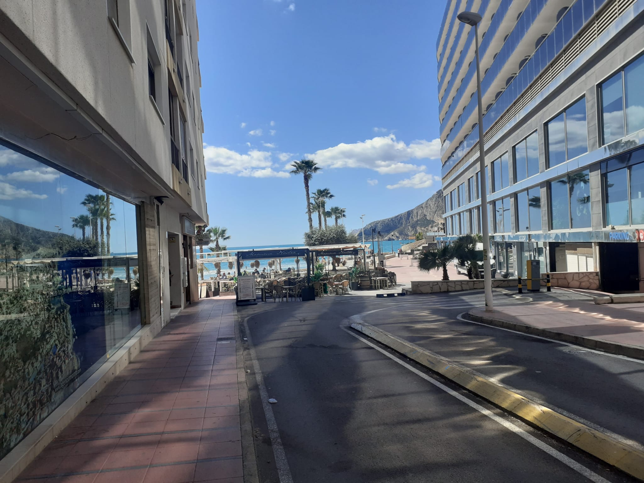 Apartamento de 2 dormitorios y un baño en primera línea de la playa Arenal en Calpe. Reformado, con baño y cocina equipados. Vistas laterales al mar y playa.  